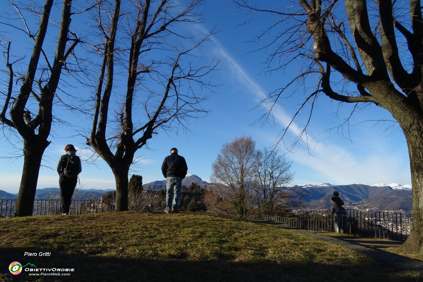 57 Bello passeggiare, sostare, godere il panorama al parco  del Castello di San Vigilio.JPG